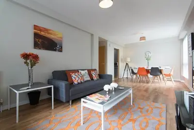 Image de Appartement de luxe spacieux près de l'aéroport de Glasgow - Parking gratuit.