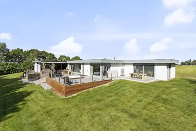 Image de Maison de vacances René dans une grande propriété entièrement clôturée avec forêt et étang