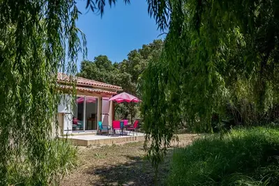 Image de maison située dans un havre de verdure à 15 minutes à pied de la plage de Maora