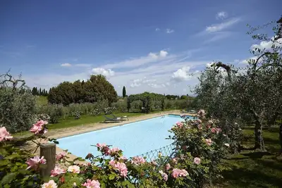 Image de Villa Casolare est une villa de luxe dans la région du Chianti, avec une vue magnifique sur les vignes de la Toscane, avec 7