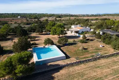 Image de Jolie maison avec piscine dans un quartier calme.