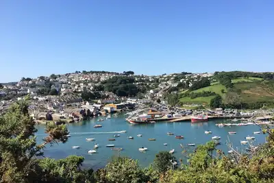 Image de Salcombe Cottage niché au large de l'île St. , court, niveau de marche à toutes les commodités.
