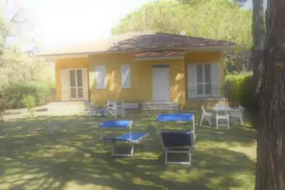 Image de villa indépendante avec jardin et places de parking privées