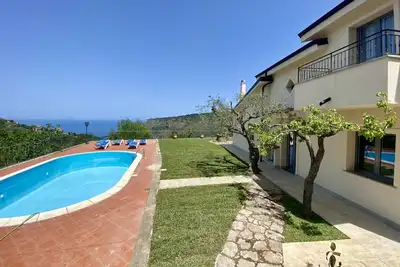 Villa Gisella avec piscine panoramique et barbecue entouré de notre verger