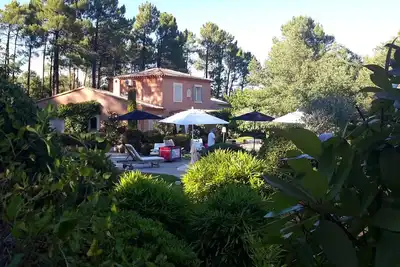 Image de Les Oursillons. Un paradis dans le Luberon proche de ces beaux villages perchés.