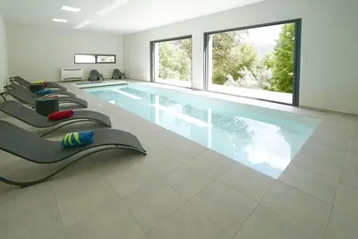 Image de Villa contemporaine - Piscine intérieure - Vue exceptionnelle sur les Cévennes.