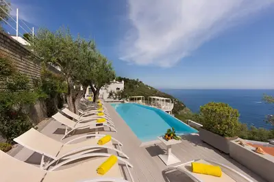 Image de Villa de luxe avec grand espace extérieur. Idéal pour les réceptions de mariage et les groupes de yoga