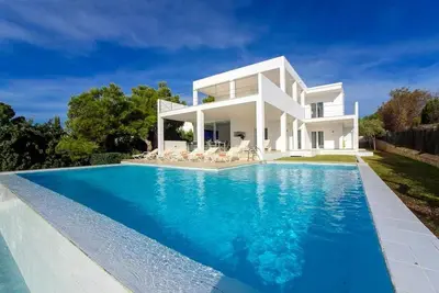Image de Maison avec accès direct à la mer pour 10 personnes avec piscine et wifi