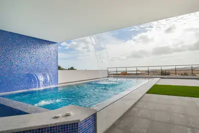Image de Superbe villa avec jacuzzi, sauna, bain turc, piscine chauffée et vue magnifique