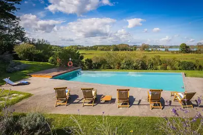 Image de Villa sur le lac 9, avec piscine en pleine nature près du lac Chiusi