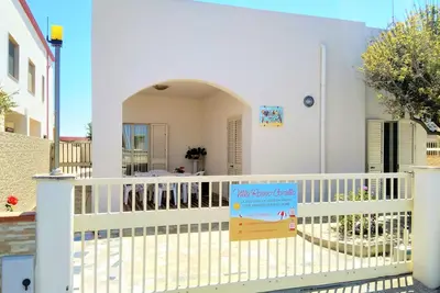 Image de Villetta Rosso Corallo, maison de plage avec jardin de 200 mètres carrés