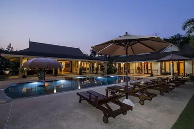 Image de Villa privée de 1900m2 avec grande piscine, parfaite pour les familles et WiFi gratuit. À Hua Hin