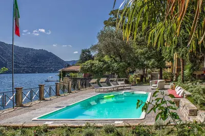 Image de Villa à Moltrasio avec 8 chambres à coucher, 16 couchages