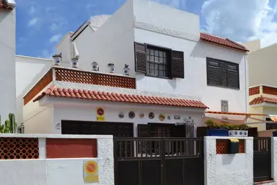 Image de Maison de ville traditionnelle canarienne avec vue sur la mer