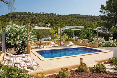 Image de Maison d'été confortable avec piscine, barbecue, à 150 m du supermarché, à 1, 5 km de la plage de Cala Vadella