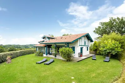 Image de Vue imprenable sur les Pyrénées et la Rhune! ! Maison à flan de colline