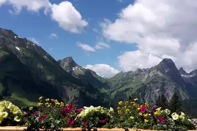 Image de entouré de paysages de montagne à couper le souffle, balcon, jardin, aire de jeux, WiFi, grill