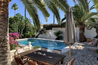 Image de avec piscine privée et bain à remous extérieur privé dans un endroit calme et central