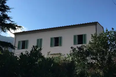 Maison entourée de verdure avec descente directe sur la plage et grand parking