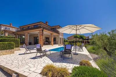 Image de Villa Nathalie avec piscine privée, jacuzzi et sauna extérieur