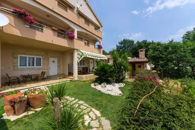 Image de Bel appartement avec vue sur la mer, jardin et terrasse, Wi-Fi gratuit