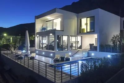Image de Villa de luxe avec piscine chauffée dans le quartier le plus chic de la ville
