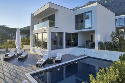 Image de Villa de luxe avec piscine chauffée dans le quartier le plus chic de la ville