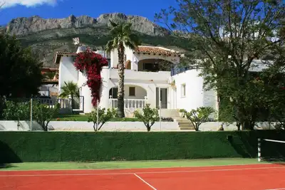 Image de Villa de rêve avec court de tennis privé, piscine, mer et vue sur la montagne et le jardin vert