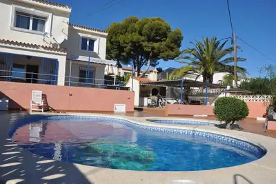 Image de villa calpé entiérement close avec piscine privée è 800m de la mer.