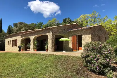 Image de Mas provençal avec piscine et grand jardin, au calme