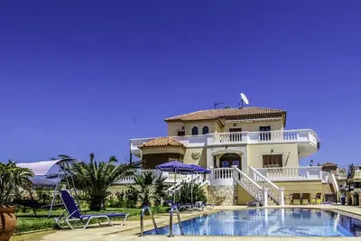 Image de Magnifique villa avec pisicne entre mer et montagne