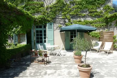 Image de Gite dans demeure ancienne dans domaine viticole.