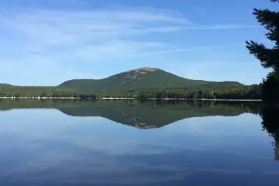 Image de Chalet au bord du lac près de l'Acadie et de Bar Harbor.
