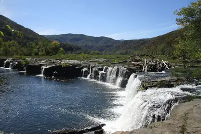 Image de Élégance victorienne près des tyroliennes, des montagnes, des rivières et des vues spectaculaires!