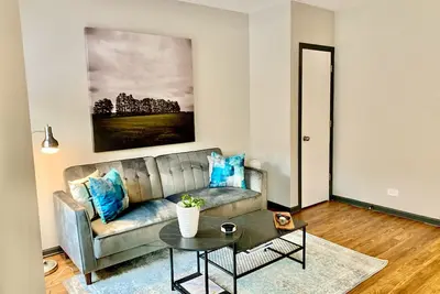 Image de Condo lumineux et spacieux avec foyer -Centre de Wrigley - Parfait pour recevoir