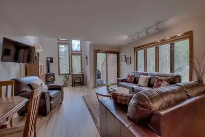 Image de Marcher jusqu'à Frisco Main St. , sur des sentiers de randonnée + pistes cyclables, marcher jusqu'à un bus gratuit, sur la rivière