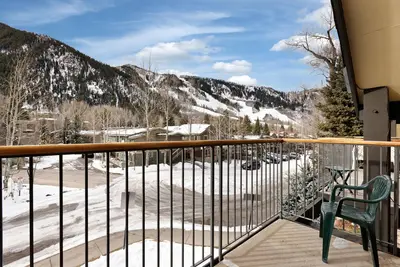 Image de Des vues incroyables dans un condo ouvert de 2 chambres à Aspen Core! Marchez jusqu'à la télécabine.