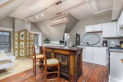 Image de 2/1 Penthouse de manoir historique surplombant le centre-ville de Kc