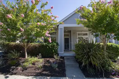 Image de Le style contemporain rencontre le charme de la campagne pour une vie de pays viticole idéale.