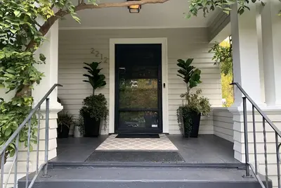 Image de Qualité Confort Belle Restaurée Artisan 1915<br>Close-in, 4 Bdrm, 2 salles de bain