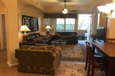 Image de Magnifique 2 Chambres, 2 Bains + Den Avec Meubles Haut De Gamme. Grande Vue Du Pont!