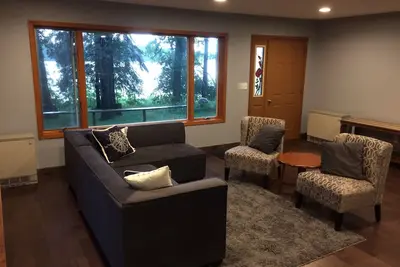 Image de Nouveau bijou de 2br, 5. 5 acres avec vue sur le lac Straight!