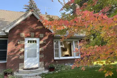 Image de Maison spacieuse du milieu du siècle, parfaite pour les familles et proche du centre ville.
