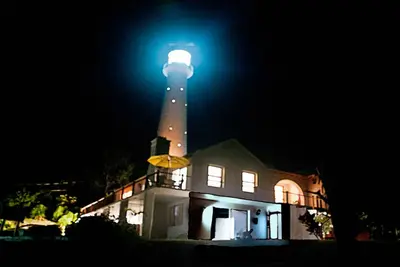 Image de Amour Amour \"Dînez sous les rayons romantiques du phare de Gibb's Hill\"