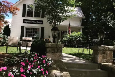 Image de Au-dessus d'un magasin de vin. . . Downtown Highlands!