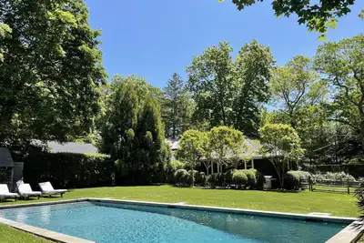 Image de Cottage pittoresque de Sag Harbor avec piscine d'eau salée