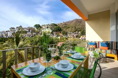 Image de Old Town Luxury - nouveau condo avec des vues incroyables + piscine sur le toit et salle de gym!