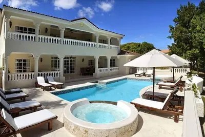 Image de Lifestyle Villa 6 Lit actionnaire-Président Circle- Vip Gold Bands, équipements Vip