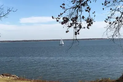 Image de Retraite au bord du lac avec vue complète sur le lac et accès