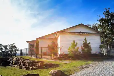 Image de Luxueux chalet de trois chambres avec vue imprenable sur le lac!